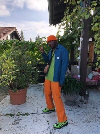 Какие кроссовки носить с зеленой футболкой-поло мужчине