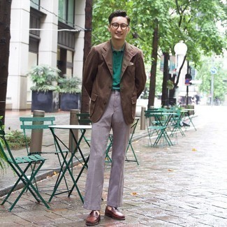 Как носить зеленую футболку-поло с коричневым пиджаком мужчине