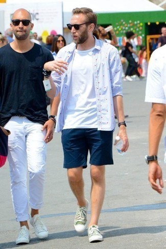 С чем носить зеленые низкие кеды с принтом мужчине