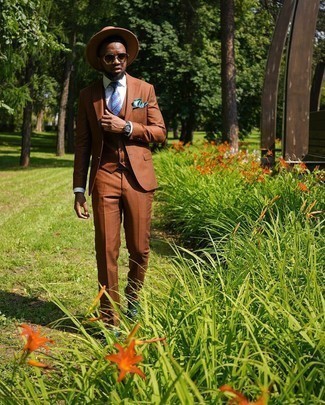 С чем носить зеленый нагрудный платок с принтом