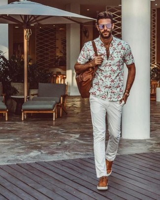 С чем носить зеленую рубашку с принтом мужчине