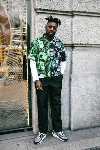 С чем носить зеленую рубашку с принтом мужчине