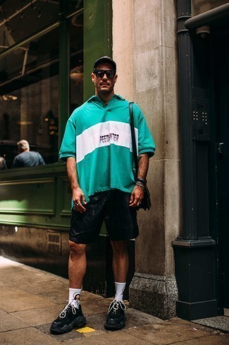 С чем носить зеленую футболку с принтом мужчине