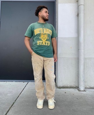 С чем носить зеленую футболку с принтом мужчине