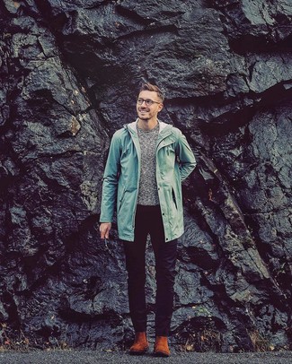 Какие свитера с круглым вырезом носить с зеленым дождевиком мужчине