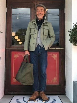 С чем носить зеленую куртку-рубашку мужчине