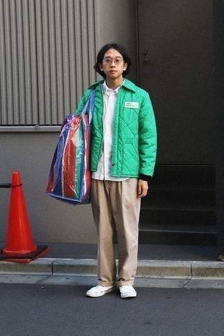 С чем носить зеленую куртку-рубашку мужчине