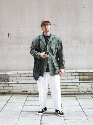 С чем носить зеленую куртку-рубашку мужчине