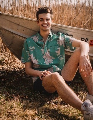 С чем носить зеленую рубашку мужчине