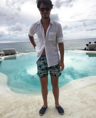 Какие эспадрильи носить с зелеными шортами мужчине