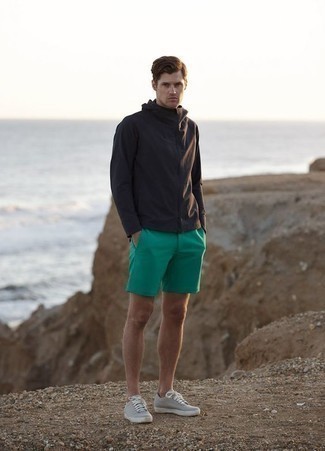 С чем носить зеленые шорты мужчине