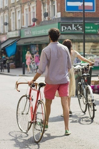 С чем носить зеленые кеды мужчине в стиле кэжуал