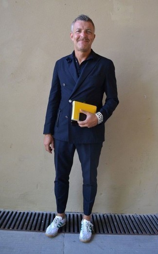 С чем носить зеленые кеды мужчине в деловом стиле