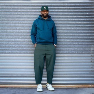 С чем носить зеленые кеды мужчине в стиле кэжуал