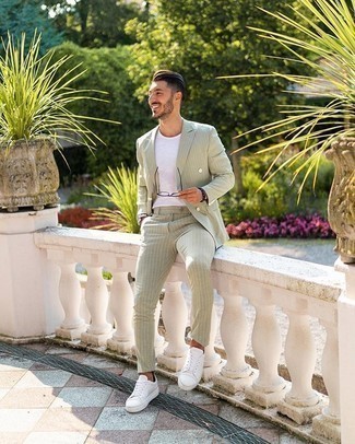 Как носить зеленый костюм с белыми низкими кедами из плотной ткани