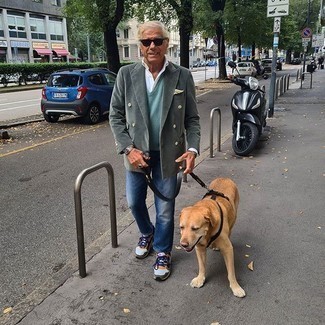 Какие джинсы носить с зеленым трикотажным жилетом мужчине