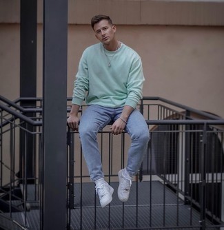 Какие низкие кеды носить с зеленым свитшотем мужчине