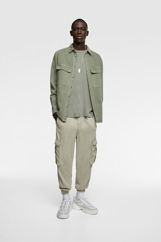 С чем носить зеленую футболку мужчине