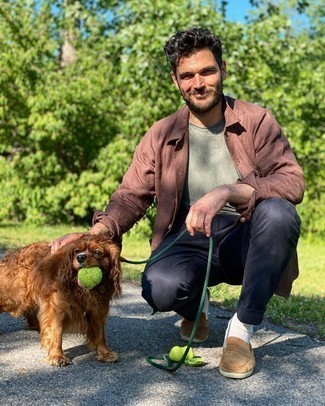 С чем носить зеленую футболку мужчине