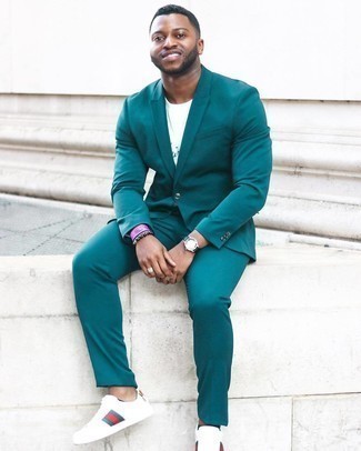 С чем носить зеленую футболку мужчине