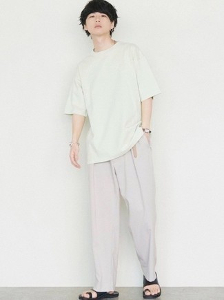 С чем носить зеленую футболку мужчине