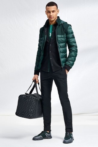 С чем носить зеленую футболку мужчине