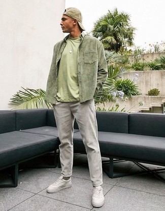 С чем носить зеленую футболку мужчине