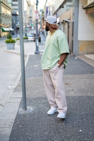 С чем носить зеленую футболку мужчине