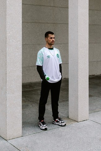 С чем носить зеленую футболку мужчине