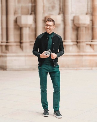 Какие классические брюки носить с зеленой водолазкой мужчине