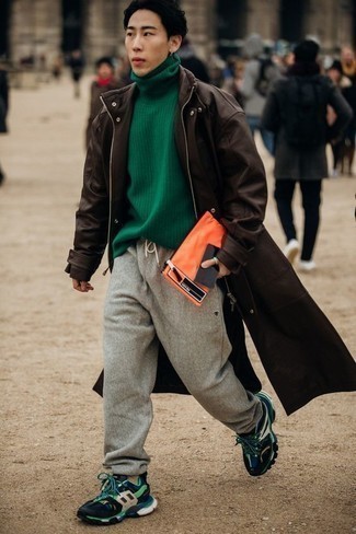 Как носить зеленую водолазку с серыми спортивными штанами мужчине