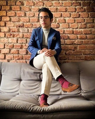 Как носить зеленую водолазку с темно-синим пиджаком мужчине