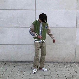 Какие низкие кеды носить с зеленой университетской курткой мужчине