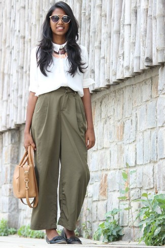 С чем носить зеленые широкие брюки