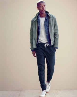 Какие низкие кеды носить с зеленой ветровкой мужчине