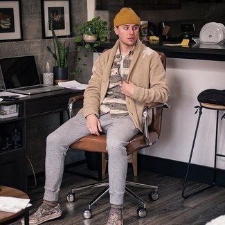 С чем носить зелено-желтую бейсболку мужчине