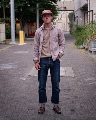 С чем носить зелено-желтую бейсболку мужчине