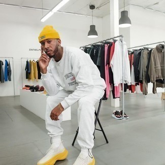 С чем носить зелено-желтую шапку мужчине