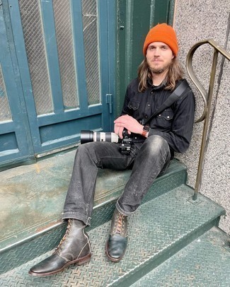 С чем носить зелено-желтую шапку мужчине