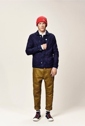 С чем носить зелено-желтые брюки чинос