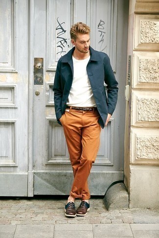 С чем носить зелено-желтые брюки чинос