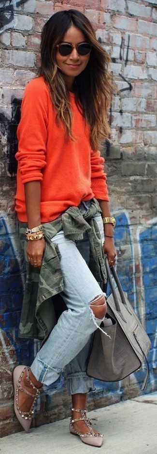 С чем носить зелено-желтый свитер с круглым вырезом женщине