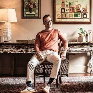 С чем носить зелено-желтый свитер с круглым вырезом мужчине