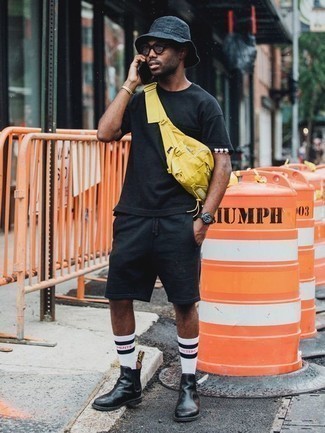 С чем носить зелено-желтую поясную сумку мужчине