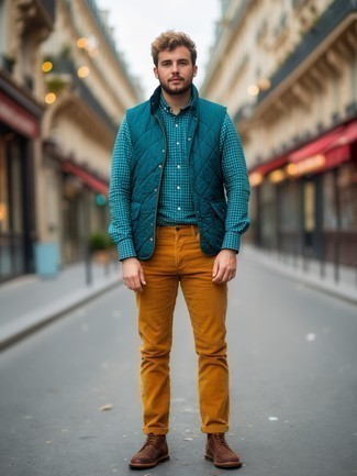 С чем носить зелено-желтые джинсы мужчине