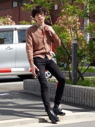 С чем носить зелено-желтый галстук в горошек мужчине