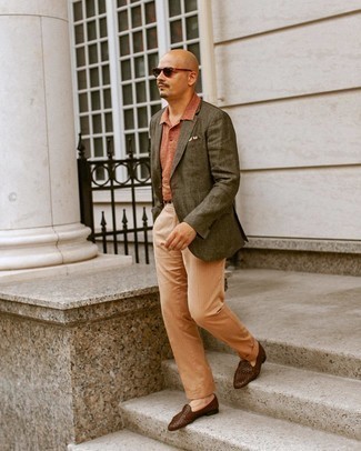 С чем носить зелено-желтую футболку-поло мужчине