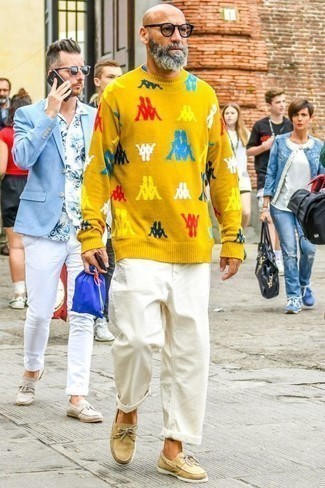С чем носить зелено-желтый свитер с принтом мужчине