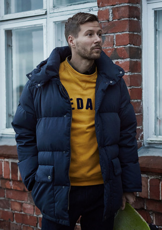 С чем носить зелено-желтый свитер с принтом мужчине