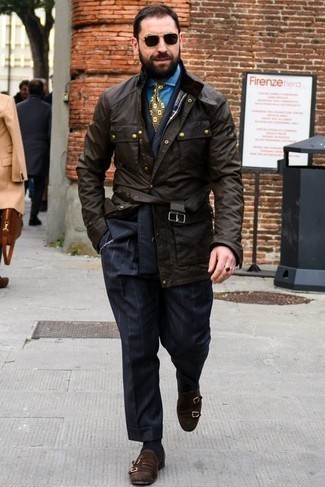 С чем носить зелено-желтый галстук с принтом мужчине